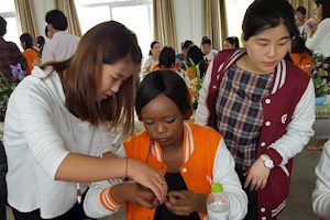 湖南师大留学生春季实习团来世界杯官网学习插花艺术