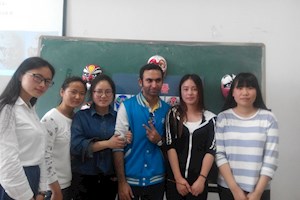 湖南师大留学生春季实习团来世界杯官网学习京剧脸谱绘制艺术